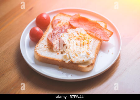 Brot mit Gemüse, Ei und hausgemachte verbreiten Stockfoto