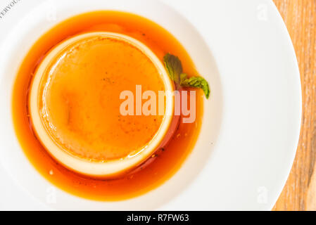 Karamell Pudding Pudding in weißer Teller-selektiven Fokus Stockfoto