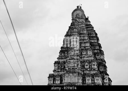 Wunderschön geschnitzten Virupaksha Temple, in Hampi, ballari Bezirk, Karnataka, Indien Stockfoto