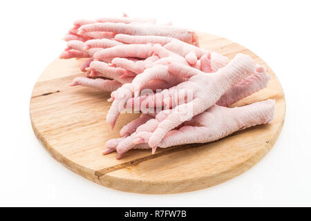 Rohe frische Hähnchen Füße auf Holz Schneidebrett auf weißem Hintergrund Stockfoto