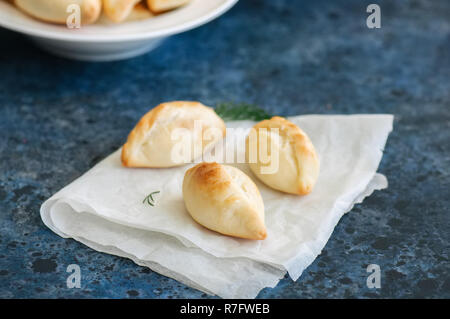 Kleine Kartoffelpüree Pasteten (hand Pasteten) auf einem Pergament Papier. Bl Stockfoto