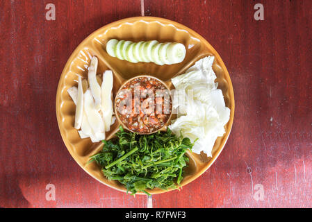 Krabben-Reh-Chili-Paste mit Gemüse (Namphrik Khaipu), sehr lecker Stockfoto