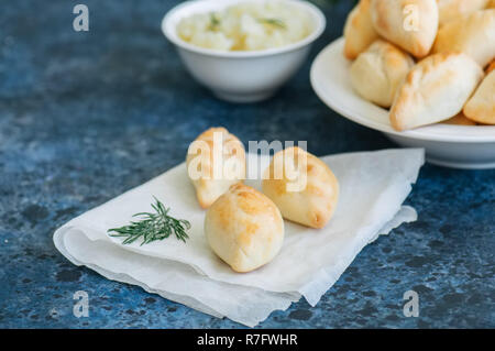 Kleine Kartoffelpüree Pasteten (hand Pasteten) auf einem Pergament Papier. Bl Stockfoto