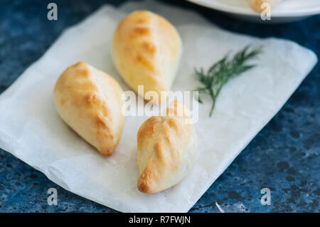 Kleine Kartoffelpüree Pasteten (hand Pasteten) auf einem Pergament Papier. Bl Stockfoto