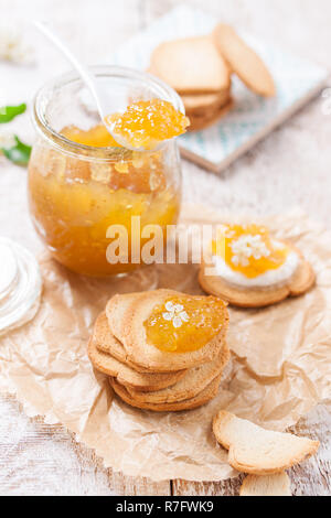 Frisch fruchtig saftig Marmelade mit Feigen in einem Glas mit Crackern und Quark zum Frühstück, Nahaufnahme Stockfoto