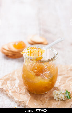 Frische saftige Marmelade mit Feigen in einem Glas mit Crackern und Quark zum Frühstück, Nahaufnahme Stockfoto