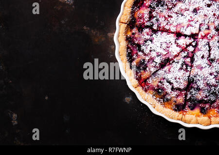 Hausgemachte wild Berry pie mit Sauerrahm, Ansicht von oben mit der Kopie Raum Stockfoto