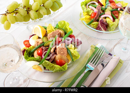 Nicioise Salat auf Tabelle angeordnet Stockfoto