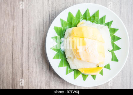 Klebriger Reis mit süßer Mango in weiße Platte Stockfoto