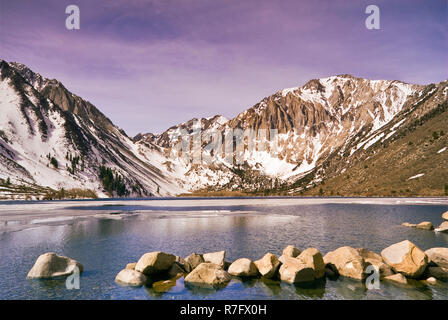 Überführen Sie See im Winter, mit Lorbeer Berg im Hintergrund, der östlichen Sierra Nevada, Kalifornien, USA Stockfoto