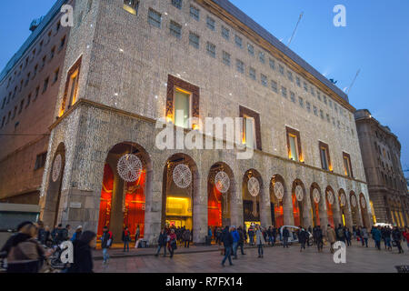 Mailand, Italien, 5. DEZEMBER 2018 - Weihnachten, Lichter in der Piazza del Duomo Gebäude in Mailand, Italien. Stockfoto