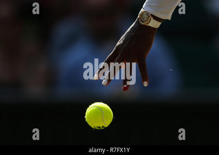 Nahaufnahme der Hand von Serena Williams in Wimbledon, London, England, Vereinigtes Königreich. Stockfoto