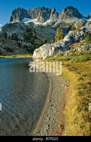 Minarette über Ediza See, Sierra Nevada, Ansel Adams Wilderness, Kalifornien, USA Stockfoto