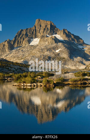 Banner Peak von John Muir Trail über Tausend Island Lake, Sierra Nevada, Ansel Adams Wilderness, Kalifornien, USA Stockfoto