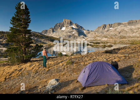 Wanderer auf einem Campingplatz bei Tausend Island Lake unter Banner Peak und Ritter, John Muir Trail, Sierra Nevada, Ansel Adams Wilderness, Kalifornien, USA Stockfoto