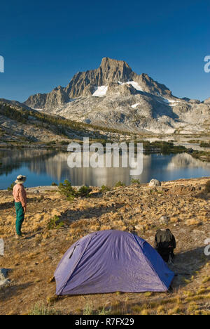 Wanderer auf einem Campingplatz bei Tausend Island Lake unter Banner Peak, John Muir Trail, Sierra Nevada, Ansel Adams Wilderness, Kalifornien, USA Stockfoto