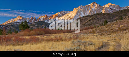 Die piute Crags, Mt Emerson und Mt Humphreys in der östlichen Sierra Nevada bei Sonnenaufgang im Spätherbst aus Buttermilch Road in der Nähe von Bishop, Kalifornien, USA Stockfoto