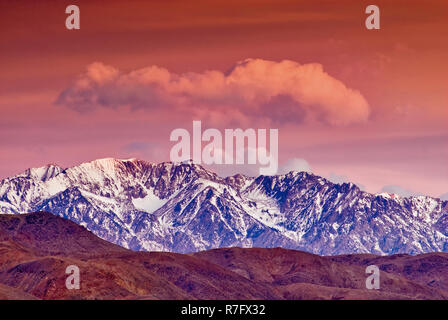 Alpenglow Phänomen vor Sonnenaufgang über der östlichen Sierra Nevada, Alabama Hills im Vordergrund, im Winter in der Nähe von Lone Pine, Kalifornien, USA Stockfoto