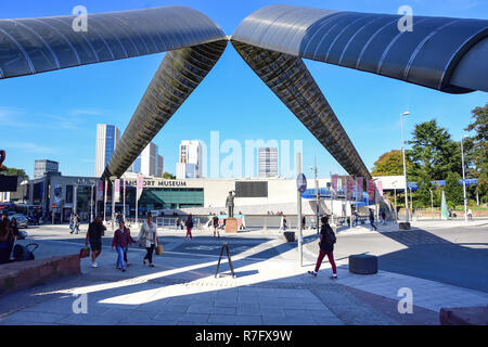 Die 'Whittle Arch' und Coventry Transport Museum, Hales Straße. Coventry, West Midlands, England, Vereinigtes Königreich Stockfoto