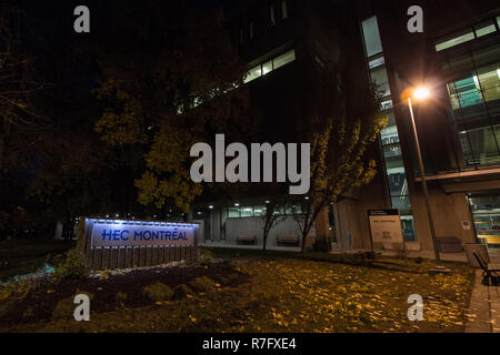 MONTREAL, KANADA - 5 November, 2018: HEC Montreal Logo in der Nacht am Eingang der Cote des Neiges Campus. Teil der Universität von Montreal, ich Stockfoto