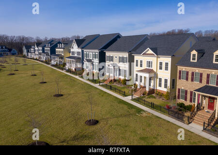 Luftaufnahme von typischen gehobenen Amerikanischen Einfamilienhaus Immobilien Wohnungen mit Vinyl Siding und backsteinfassade an der Ostküste der Vereinigten Staaten Stockfoto