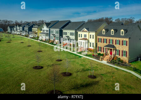 Luftaufnahme von typischen gehobenen Amerikanischen Einfamilienhaus Immobilien Wohnungen mit Vinyl Siding und backsteinfassade an der Ostküste der Vereinigten Staaten Stockfoto