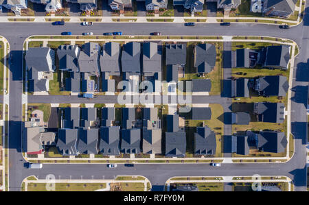 Luftaufnahme von typisch amerikanischen oberen Mittelschicht Einfamilienhaus suburban Gemeinschaft an der Ostküste der Vereinigten Staaten mit Vinyl Siding Stockfoto