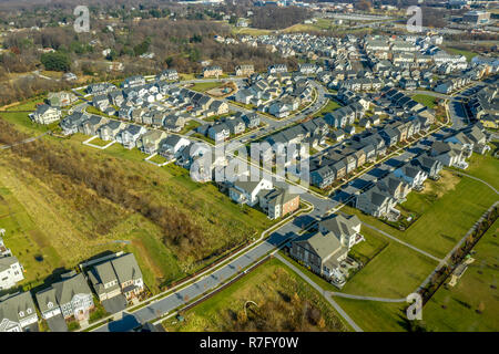 Luftaufnahme von typisch amerikanischen oberen Mittelschicht Einfamilienhaus suburban Gemeinschaft an der Ostküste der Vereinigten Staaten mit Vinyl Siding Stockfoto