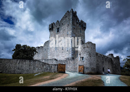 Touristen besuchen das 15. Jahrhundert das Ross Castle auf einem perfekten Moody Tag, Killarney, County Kerry, Irland Stockfoto