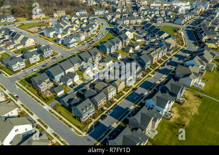 Luftaufnahme von typisch amerikanischen oberen Mittelschicht Einfamilienhaus suburban Gemeinschaft an der Ostküste der Vereinigten Staaten mit Vinyl Siding Stockfoto