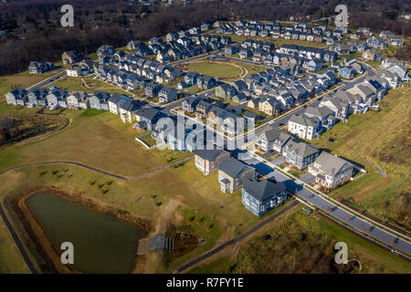 Luftaufnahme von typisch amerikanischen oberen Mittelschicht Einfamilienhaus suburban Gemeinschaft an der Ostküste der Vereinigten Staaten mit Vinyl Siding Stockfoto