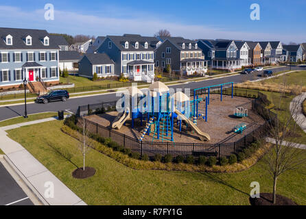 Luftaufnahme von typischen gehobenen Amerikanischen Einfamilienhaus Immobilien Wohnungen mit Vinyl Siding und backsteinfassade an der Ostküste der Vereinigten Staaten Stockfoto