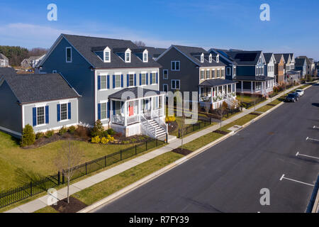 Luftaufnahme von typischen gehobenen Amerikanischen Einfamilienhaus Immobilien Wohnungen mit Vinyl Siding und backsteinfassade an der Ostküste der Vereinigten Staaten Stockfoto