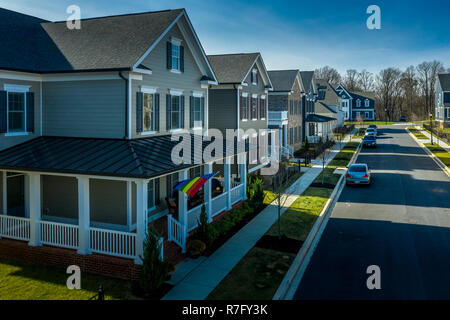 Luftaufnahme von typischen gehobenen Amerikanischen Einfamilienhaus Immobilien Wohnungen mit Vinyl Siding und backsteinfassade an der Ostküste der Vereinigten Staaten Stockfoto