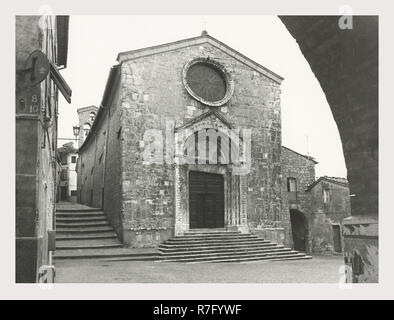 Toskana Grosseto Roccalbegna SS. Pietro e Paolo, das ist mein Italien, die italienische Land der visuellen Geschichte, Mittelalterlichen romanischen Architektur aus dem 13. Jahrhundert und architektonische Skulptur hölzernes Kruzifix Weihwasserbecken. Post-mittelalterliche Fresken Gemälde auf Leinwand und Panel Fresco Stockfoto