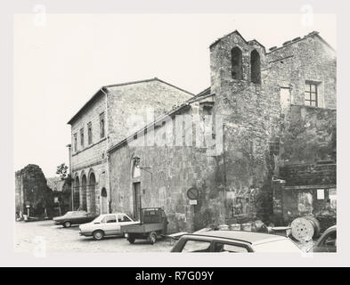 Toskana Grosseto Sovana S. Maria, dies ist mein Italien, die italienische Land der visuellen Geschichte, Blick nach außen zeigen, dass dieses 12. Jahrhundert romanische Kirche ist über ein Portal auf der Piazza del Pretorio. Ein 8. bis 9. Jahrhundert Travertin Ziborium, ein heiliges Wasser font, ein Marmorbad blättern Grenze Christi seine Wunden anzeigen accessbile und verschiedene Gemälde. Fresken aus dem 15. und 16. Jahrhundert die Madonna mit Kind, St. Barbara, St. Lucia, St. Sebastian, St. Rochus, St. Mamiliano, Christus, St. Antonius und St. Lorenzo. Antiquitäten eine römische Säule Foto 1982 Stockfoto