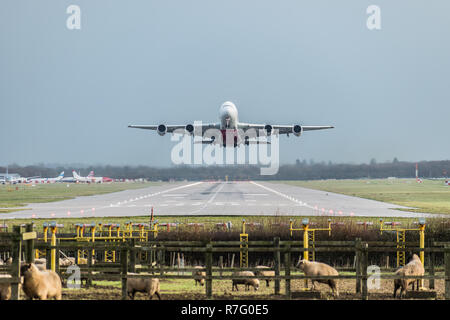 Flughafen Gatwick, England, Großbritannien - 09 Dezember 2018: Ansicht direkt auf der Startbahn als Emirates Airline Flugzeug hebt ab Flughafen London Gatwick Stockfoto