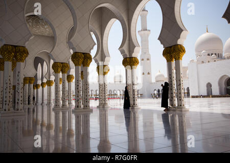 Arabesque Bögen Linien der Eingang Vorhalle des Sheikh Zayed Moschee in Abu Dhabi, Vereinigte Arabische Emirate.