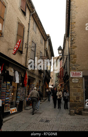 Touristen in einem der engen mittelalterlichen Straße mit touristischen Geschäften innerhalb der Burgmauern gesäumt in Carcassonne. Das Schloss ist eine französische historischen Hügel t Stockfoto