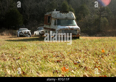 Alten rostigen Fahrzeuge in einem Feld verlassen Stockfoto