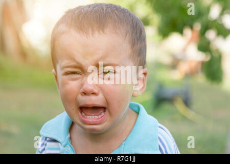 Weinenden kleinen Jungen. Weinen. Porträt der jungen. Kaukasier Kind schaut auf Kamera. Charmante Junge das Kind weint, mit Tränen in den Augen. Ein verärgerter Temperament. hysterischer Stockfoto