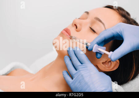 Frau in Lippe Einspritzung für lippenvergrößerung Stockfoto