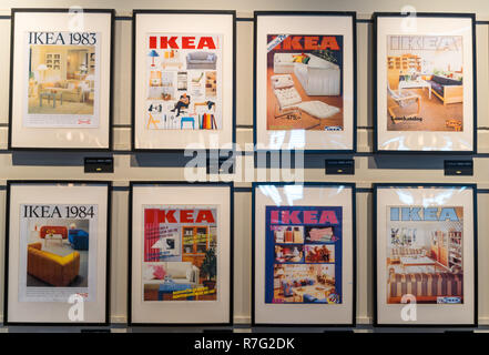 Valencia, Spanien - 09 Dezember, 2018: Ikea in Alfafar, Valencia. Ausstellung der alten Ikea Kataloge, gerahmt an der Wand. Vintage Ikea Galerie Stockfoto