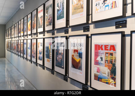 Valencia, Spanien - 09 Dezember, 2018: Ikea in Alfafar, Valencia. Ausstellung der alten Ikea Kataloge, gerahmt an der Wand. Vintage Ikea Galerie Stockfoto