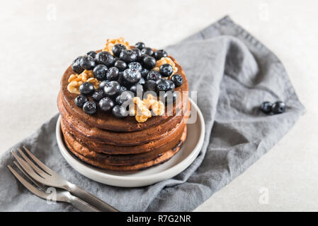 Stapel von hausgemachte Schokolade Pfannkuchen mit Heidelbeeren und chocol Stockfoto