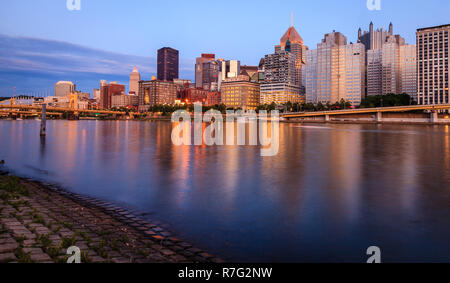 Blick auf die Skyline von Pittsburgh Allegheny River nach Sonnenuntergang Stockfoto