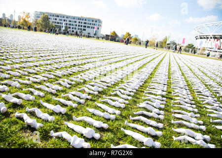 Der hrouds der Somme' mit 72,396 Wanten, die Schulter in der Londoner Queen Elizabeth Olympic Park zu schultern und für die Öffentlichkeit geöffnet vom 8. bis 18. November. Schrägseile der Somme ist eine Kunstinstallation, die physisch stellt jede der Britischen Commonwealth 72,396 Soldaten in der Schlacht an der Somme getötet, die keine bekannten Grab und deren Namen sind auf die thiepval Gedenkstätte eingraviert. Für die letzten fünf Jahre - mit kaum ein Tag weg - Künstler Rob gehört hat Hand gewesen - Nähen calico Wanten und verbindliche Sie über kleine Figuren. Es hat ihm 13.000 Stunden und d Stockfoto