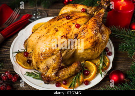 Weihnachten Huhn gebacken mit Cranberry, orange und Rosmarin. Weihnachtsessen. Stockfoto