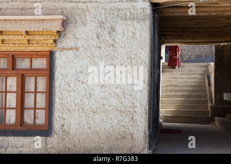 Mönch zu Fuß die Treppen in Lamayuru Kloster, Ladakh, Jammu und Kaschmir, Indien Stockfoto