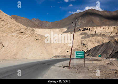 Schöne Landschaft (einschließlich, bekannt als "Moonland) und der Verbindungsstraße von Srinagar und Leh (NH1), in der Nähe von Lamayuru, Ladakh, Jammu und Kaschmir, Indien Stockfoto